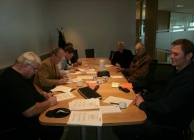 Formenn félaganna skrifa undir samninginn