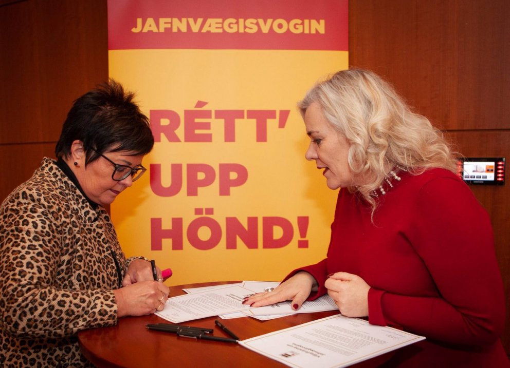 Auður ritar undir fyrir hönd VIRK