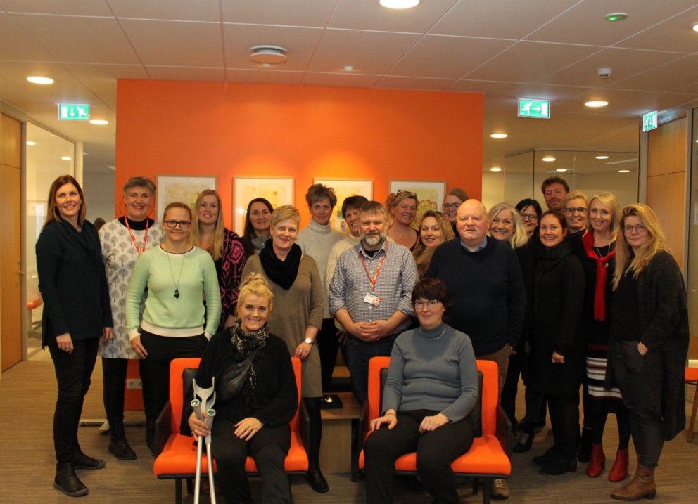 Dr. Monika sitjandi til hægri